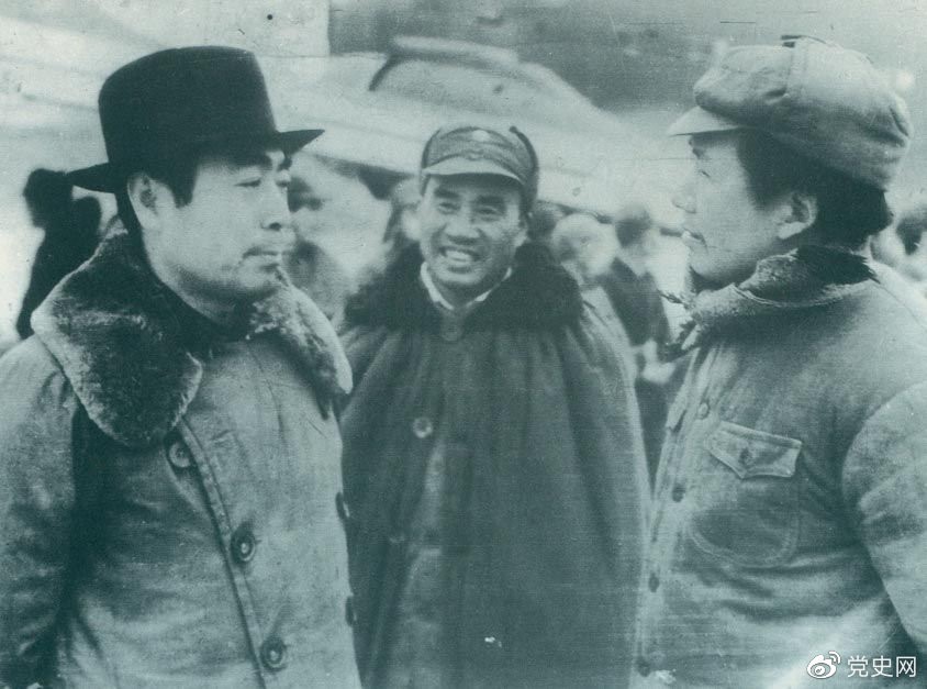 1945年11月11日,毛泽东、朱德赴延安机场迎接从重庆回来的周恩来。