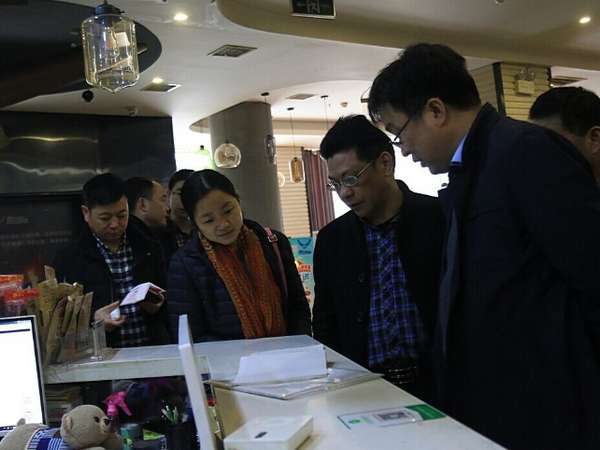 市政府领导节前检查文化市场 (1).jpg