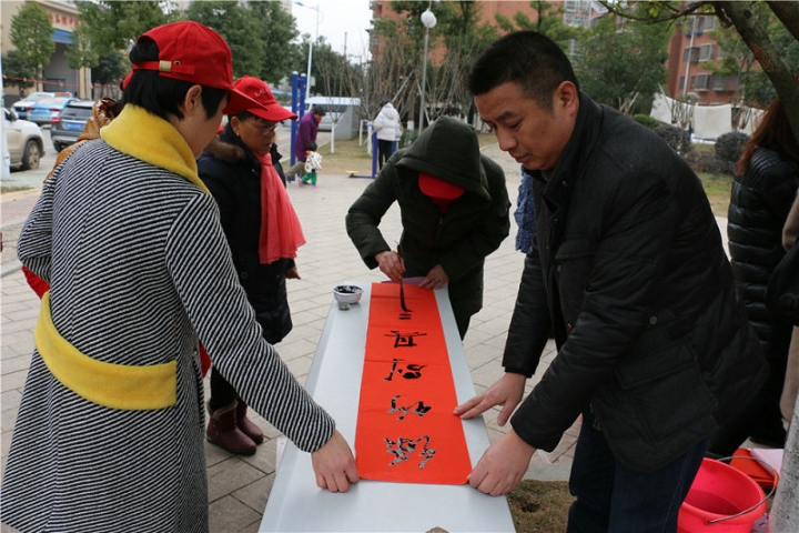 在澧阳街道群玉社区为群众现场书写春联送图书2.jpg