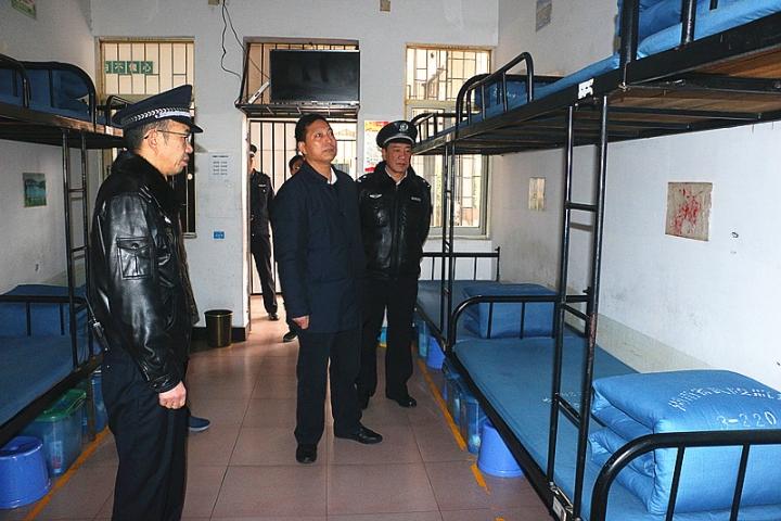 余湘文一行检查服刑人员监舍.jpg