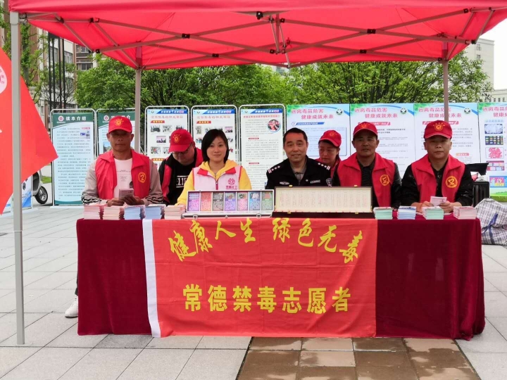 市强戒所民警率领志愿者参加禁毒宣传活动1.jpg
