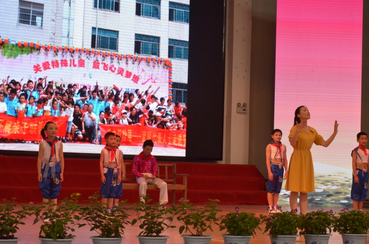 特校儿童表演节目.jpg