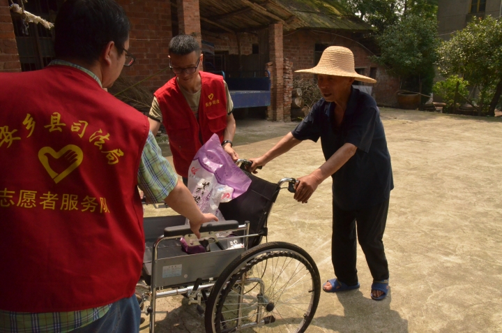 志愿者帮助90岁高龄的困难党员李老.jpg