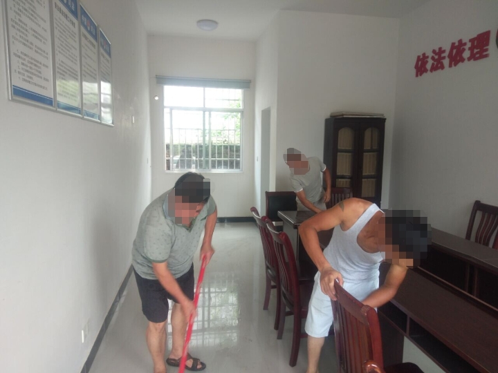 社区矫正人员在打扫室内卫生.jpg