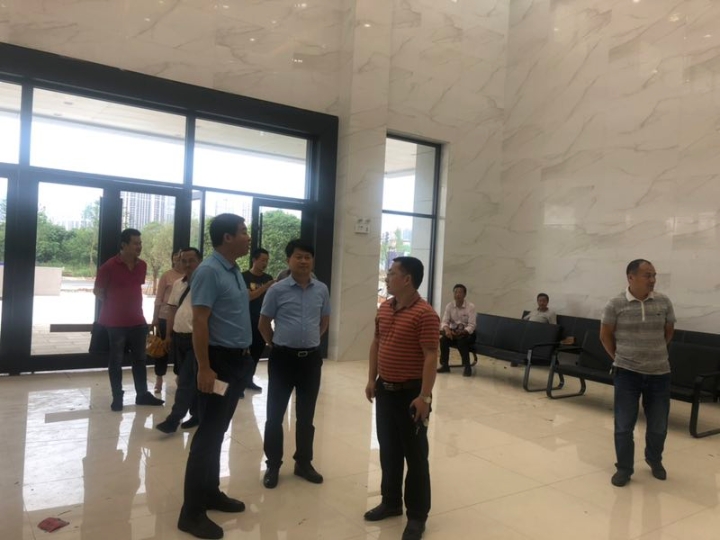 王鳌局长现场查看即将投入使用的桃源县司法局新办公大楼.jpg