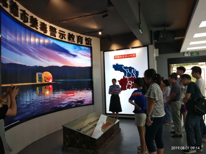 组织参观展馆.jpg