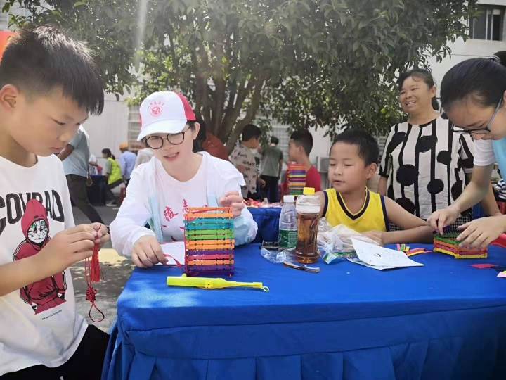 志愿者与留守儿童共同制作花灯 (2).jpg