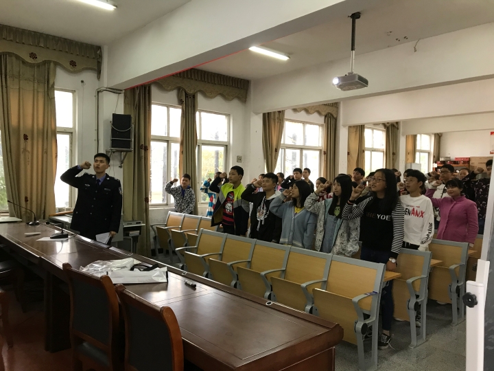 城头山中学讲座 (宪法宣誓.jpg