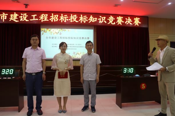 5.市建设局招标办朱一民主任、市建设工程招标投标协会李忠勇会长为冠军颁奖_wps图片.jpg