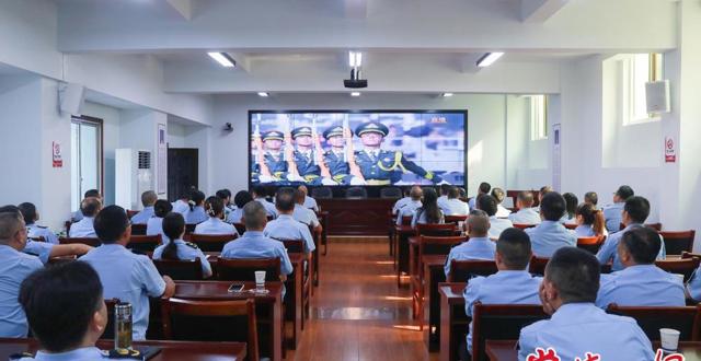 常德市文化市场综合行政执法支队组织集中收看纪念中国人民抗日战争暨世界反法西斯战争胜利80周年大会直播