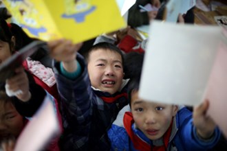 真情实感出佳作——湖南省高校摄影大赛金奖作品《老师，别走！》所感