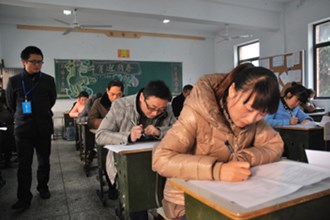 390名科处级干部参加2013年度全员政治理论考试