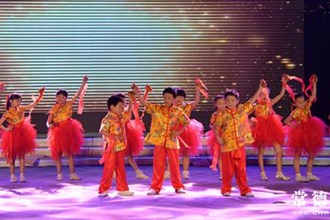 花儿与少年课外活动“嘉年华”文艺汇演（图）