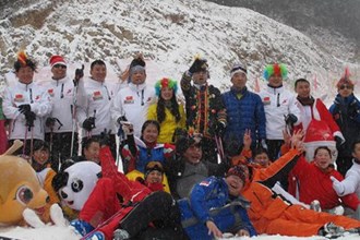 湖南首届冰雪节启幕 滑雪爱好者各显身手