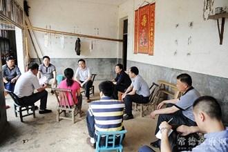 周德睿委托市政府秘书长看望慰问重症患者家人