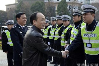 周德睿慰问市城区一线工作人员