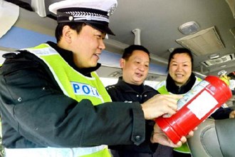 市交警严把春运安全关