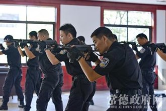 市公安局巡特警支队长易惠权做客《嘉宾访谈》