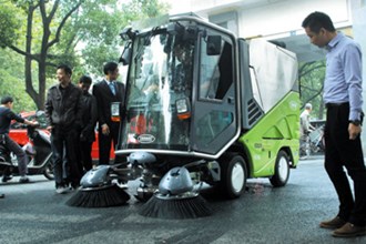 市环卫处引进现代化城市清扫设备