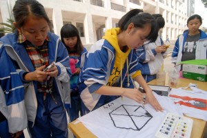 爱心义卖好热闹