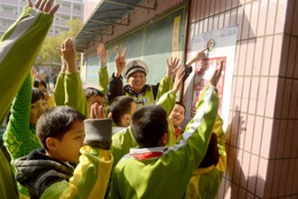 市交警支队开展“摒弃交通陋习，安全文明出行”宣传活动