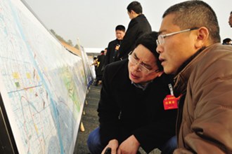 市政协委员视察重点工程