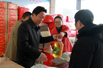 市总工会举行2014年“两节”送温暖活动
