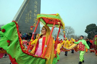 “骏马奔腾”闹元宵