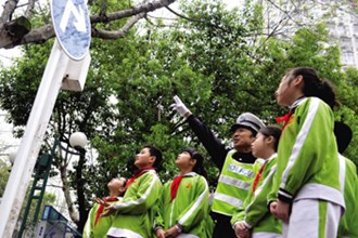 市交警支队直属二大队开展交通安全宣讲活动