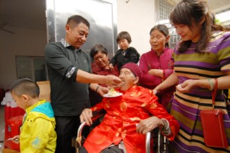 孝子为百岁养母办寿宴