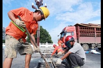 武陵桥半封闭安装伸缩缝