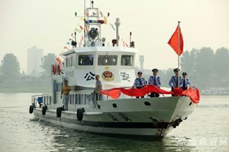 我市第一艘公安艇首航