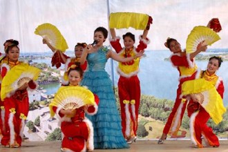 草坪镇群众文艺演出吸引上千名群众观赏