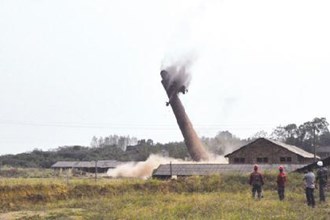 鼎城区一砖瓦厂60余米高烟囱爆破拆除