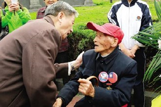 三位抗战阵亡将士后人首次来常祭祖