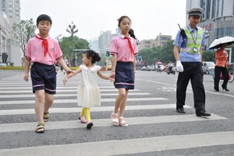 “小交警”宣传交通法规