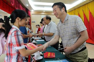 百名贫困计生家庭大学新生领取助学金