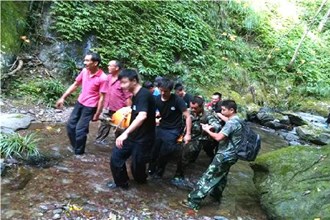 沅陵警民接力4小时 跋山涉水抬出常德驴友