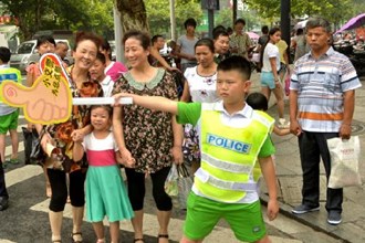 “小交警”为行人“点赞”