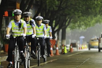 石门县交警大队骑单车巡逻 倡导绿色出行
