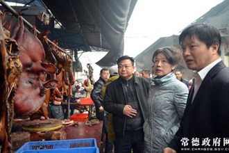 匡加才视察节日市场（组图）