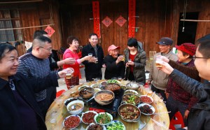 志愿者为抗战老兵做年饭（图）
