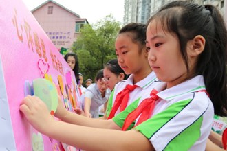 我市中小学学生用实际行动迎接新学期（组图）