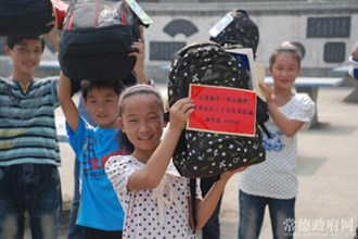 团市委开展关爱农民工子女助学捐赠活动