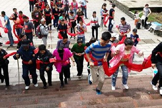 母亲节“我陪母亲登仙山”（图）