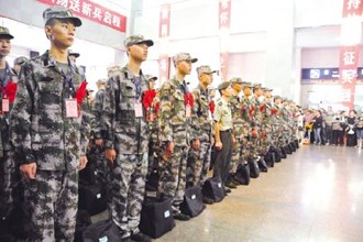 90后新兵踏上从军之路
