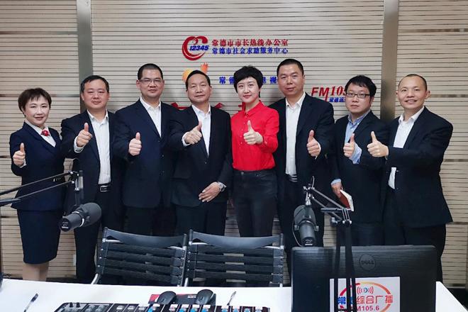 市行政审批局领导参加接话接访活动