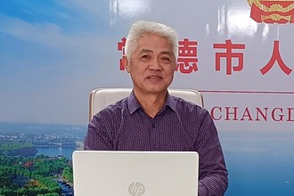 贺立新图片
