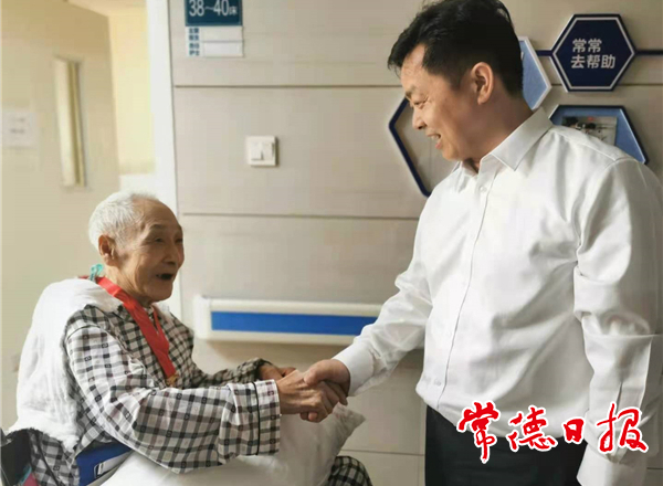 市领导“七一”前夕慰问老党员