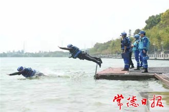 蓝天救援队在柳叶湖选“武教头”